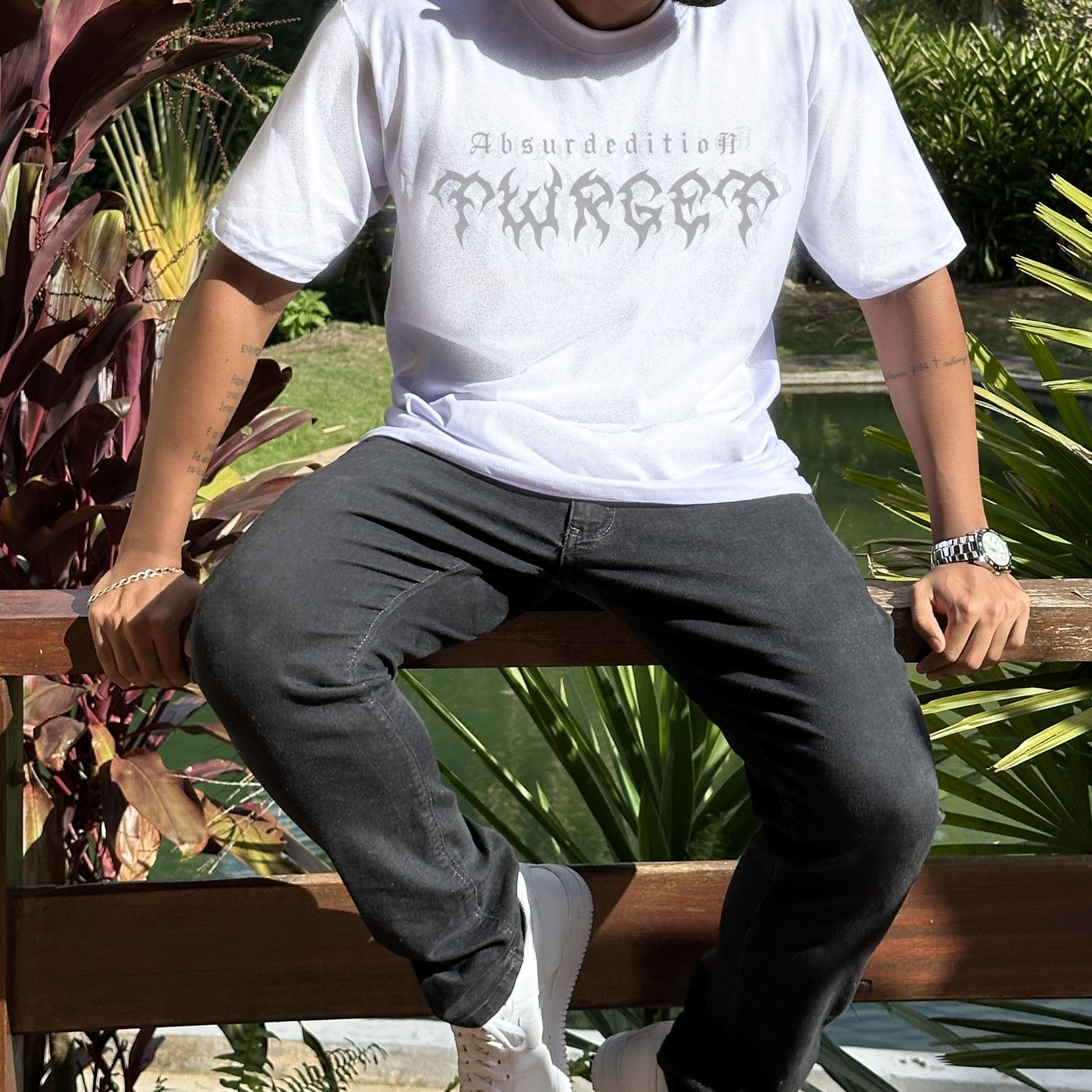 Modelo vestindo a camiseta branca de estampa grande