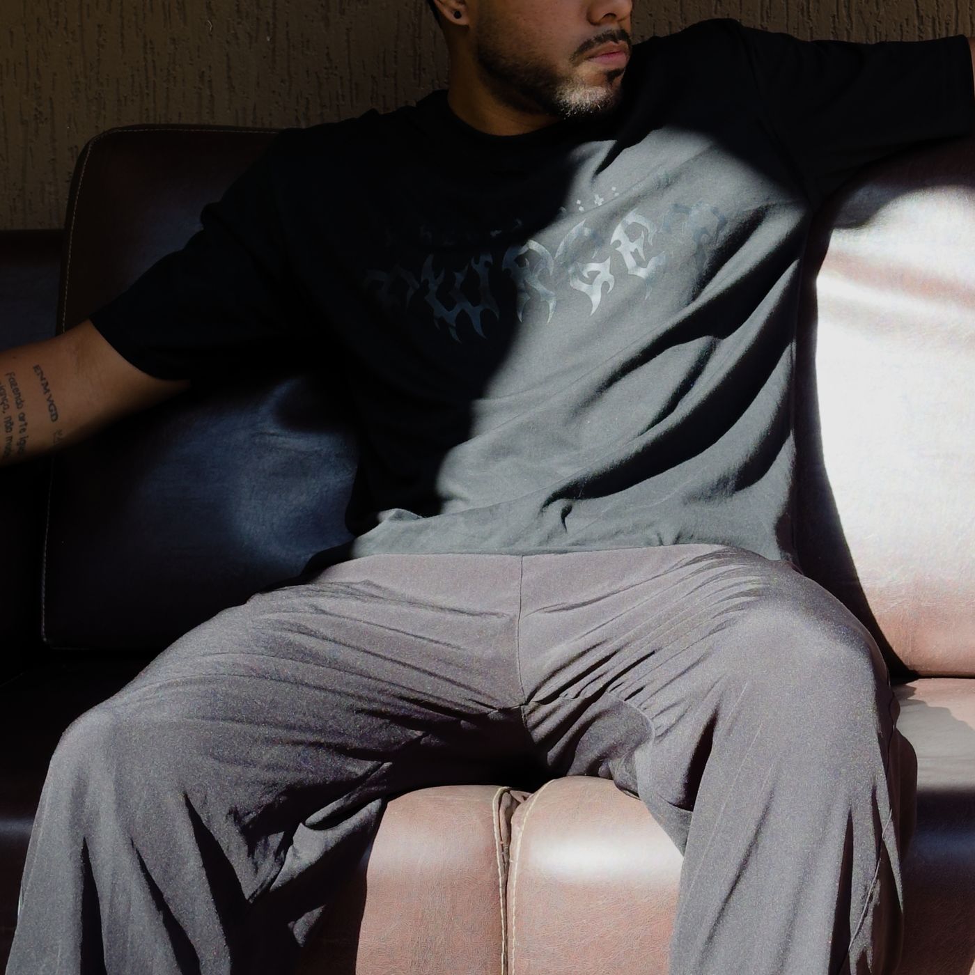 Modelo vestindo a camiseta preta de estampa grande