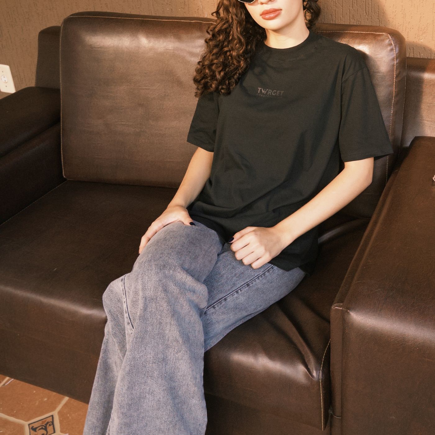 Modelo vestindo a camiseta preta de logo minimal